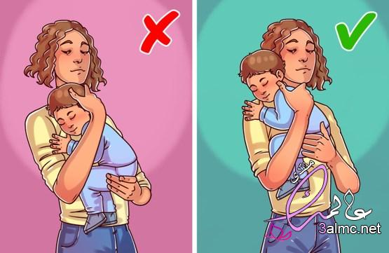 كيفية حمل الطفل الرضيع بالصور